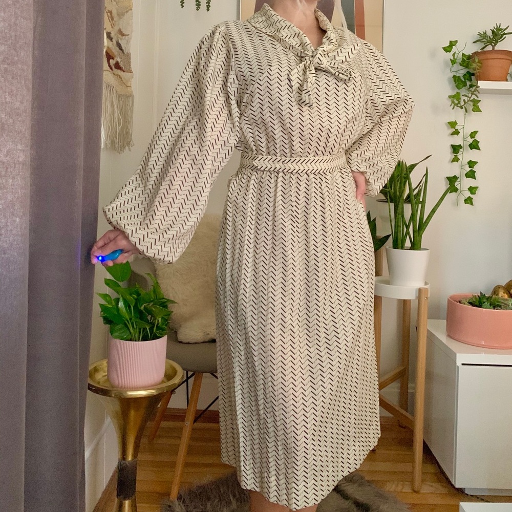 Vintage 80s does 40s billow sleeve secretary dress